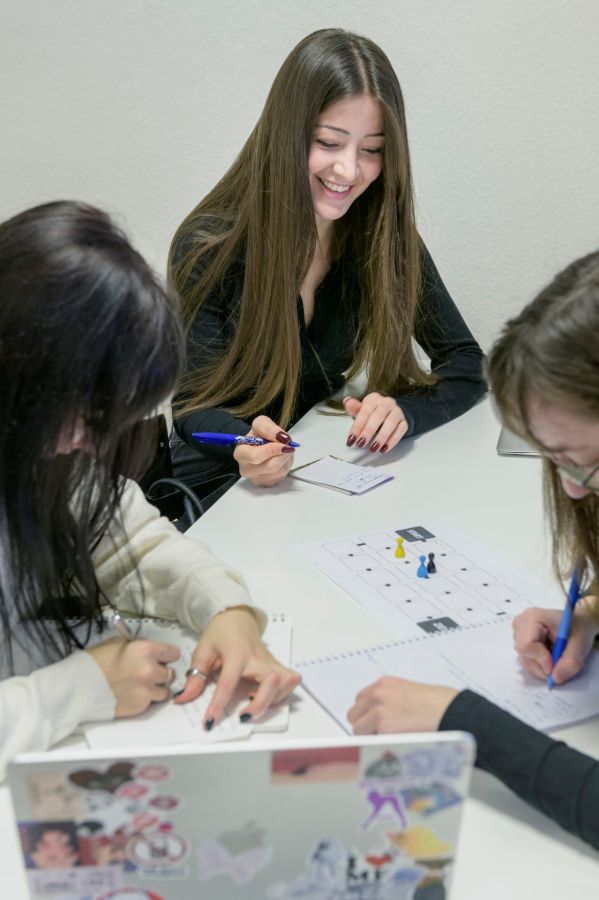 Die Deutschkurse finden auf zwei Niveaus statt. Das Ziel ist für alle die C1-Prüfung, die für ein Studium an der UZH erforderlich ist.